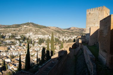 Granada, İspanya. Alhambra kalesi ve güzel bir akşam saatinde şehrin panoramik manzarası. Avrupa seyahatleri.
