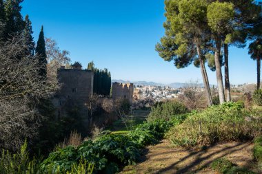 Granada 'nın panoramik manzarası, İspanya Alhambra kalesinden güzel bir öğleden sonra vakti. Avrupa seyahatleri.