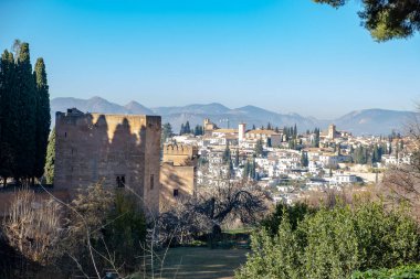 Granada 'nın panoramik manzarası, İspanya Alhambra kalesinden güzel bir öğleden sonra vakti. Avrupa seyahatleri.