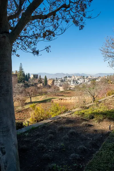 Granada 'nın panoramik manzarası, İspanya Alhambra kalesinden güzel bir öğleden sonra vakti. Avrupa seyahatleri.