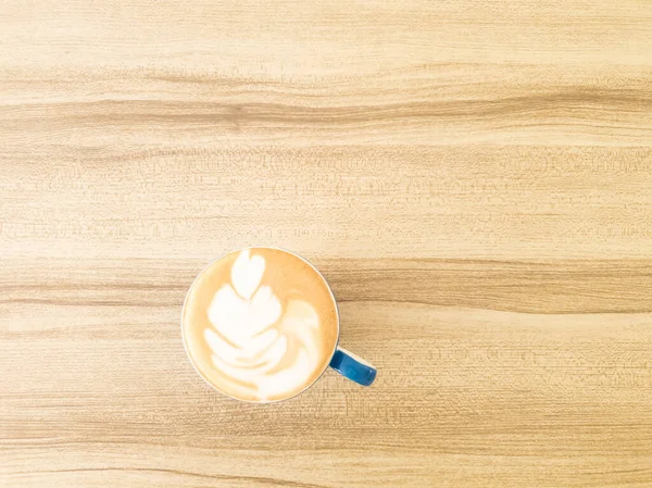 Hand Hält Tasse Latte Art Kaffee Hausgemacht Auf Hölzernem Hintergrund — Stockfoto