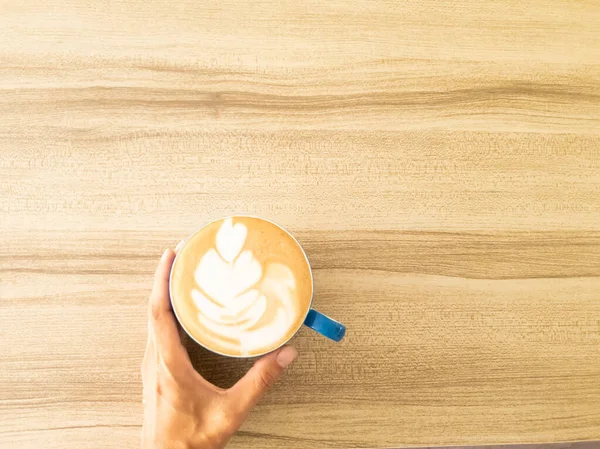 Hand Hält Tasse Latte Art Kaffee Hausgemacht Auf Hölzernem Hintergrund — Stockfoto