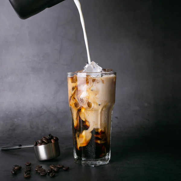 Despeje Leite Fazer Café Com Leite Copo Transparente Com Gelo — Fotografia de Stock