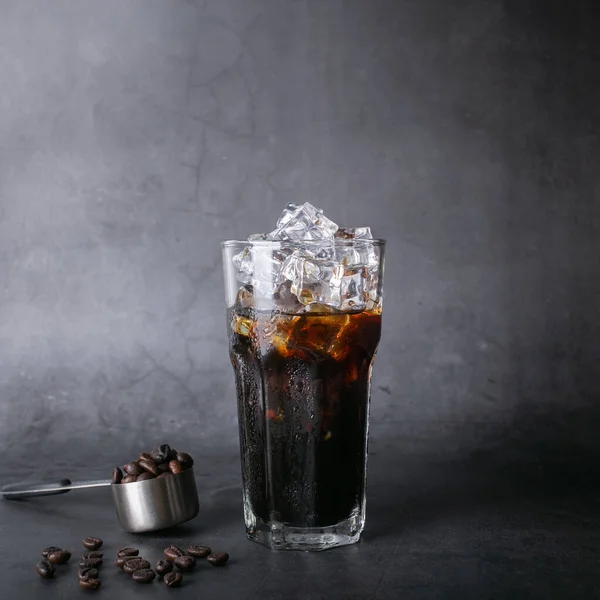 Кава Американо Крижаної Кави Склі Смажені Кавові Зерна Чорному Фоні — стокове фото