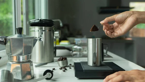 Nahaufnahme Pulverkaffee Auf Einem Edelstahllöffel Mit Hand Menschen Gießen Röstkaffee — Stockfoto