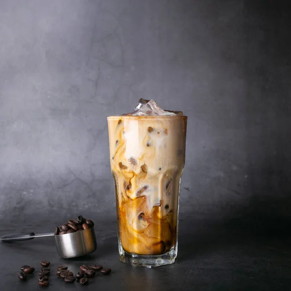 Iskallt Lattkaffe Ett Genomskinligt Glas Med Och Rostade Kaffebönor Svart — Stockfoto