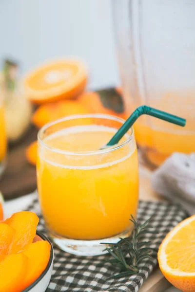 Persimmonsap Een Glas Zijn Sinaasappelschijfjes Een Blender Rondom — Stockfoto