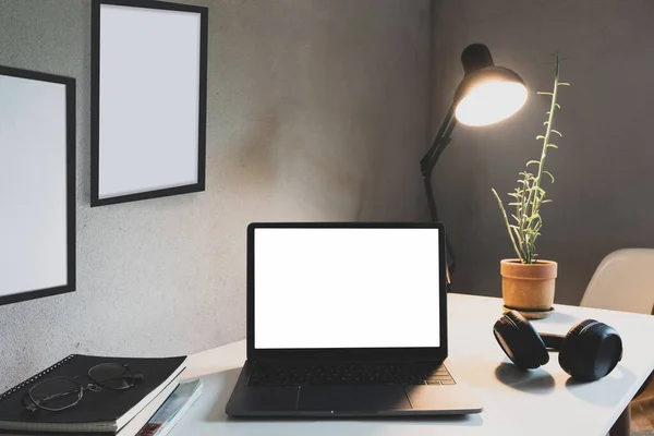 Thuiskantoor Met Laptop Boek Bureau Decor Wit Frame Als Lamp — Stockfoto