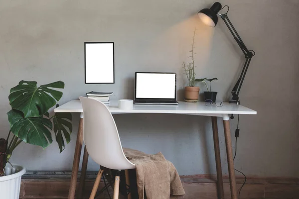 Домашній Офіс Ноутбуком Стільцем Книга Столі Декор Білої Рамки Лампа — стокове фото