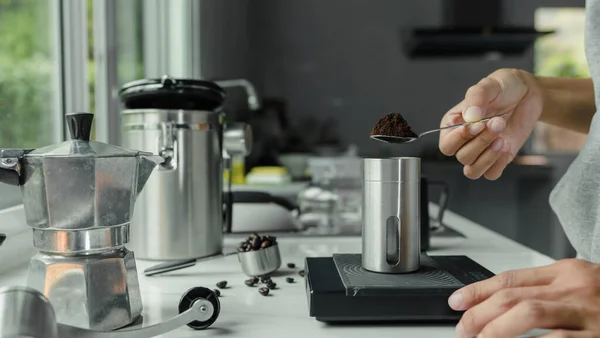 Pulverkaffee Auf Einem Edelstahllöffel Mit Der Hand Menschen Gießen Röstkaffee — Stockfoto