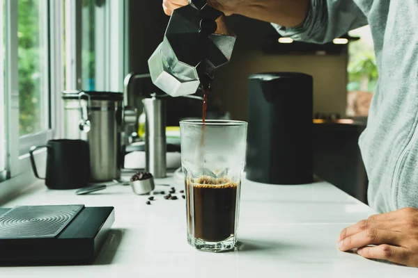 Mann Mit Italienischen Klassischen Moka Kaffeekanne Gießen Kaffeemaschine Mit Ausrüstung — Stockfoto