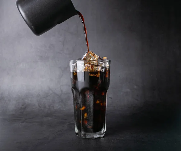 Pour Coffee Americano Coffee Transparent Glass Ice Roasted Coffee Beans — Zdjęcie stockowe