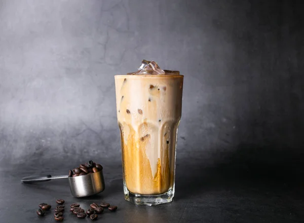 Café Gelado Latte Copo Transparente Com Gelo Grãos Café Torrados — Fotografia de Stock