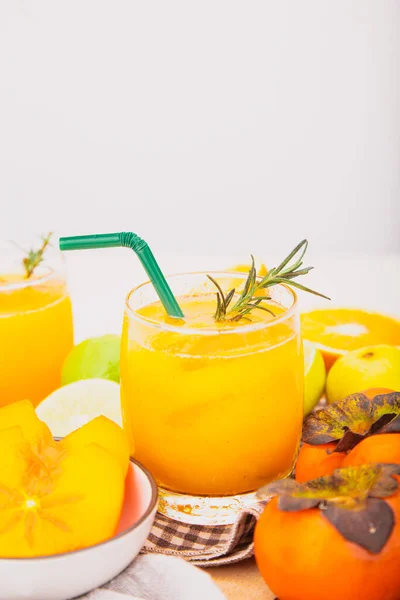 Persimmonsap Een Glas Zijn Sinaasappelschijfjes Geïsoleerde Witte Achtergrond Gezonde Drank — Stockfoto