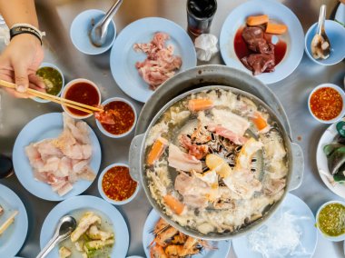 Tahta çubuklarda ızgara domuz eti, sıcak tavada Tayland bbq Barbeküsü, sıcak sobada ızgara domuz eti ve restoranda yemek.