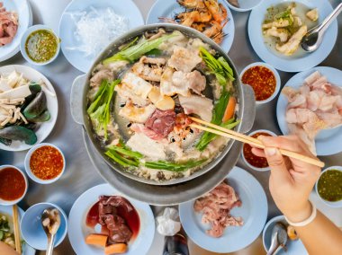 Tahta çubuklarda ızgara domuz eti, sıcak tavada Tayland bbq Barbeküsü, sıcak sobada ızgara domuz eti ve restoranda yemek.