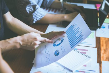 Grafik, Büyüme Analizi ile İş Toplantısı, kağıt istatistikleri veri finansmanı iş dünyasının takım çalışmasına sunumu grafikleri