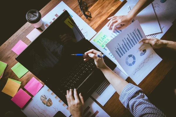 İletişim online toplantı ekibi finansal istatistikleri tartışıyor. en üstteki görünüm.