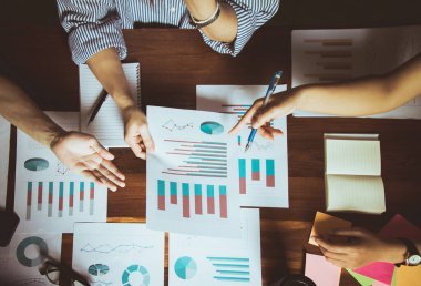 Grafik, Büyüme Analizi ile İş Toplantısı, kağıt istatistikleri veri finansmanı iş dünyasının takım çalışmasına sunumu grafikleri