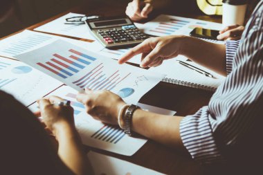 Grafik, Büyüme Analizi ile İş Toplantısı, kağıt istatistikleri veri finansmanı iş dünyasının takım çalışmasına sunumu grafikleri