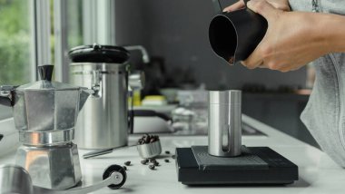 kahve bardağına espresso için kavrulmuş kahve dolduran el yapımı kahve, İtalyan Moka demliği demleyen ekipman, mutfakta kahve. Hazırlık içeceği