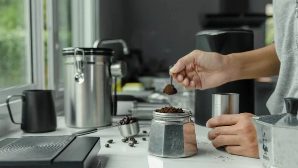Caffè Polvere Cucchiaio Acciaio Inox Con Persone Mano Versare Caffè — Foto Stock