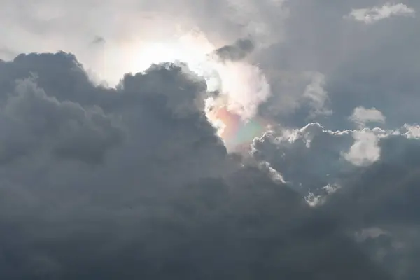 Schöner Himmel Mit Sonnenuntergang Bunt Regenbogenlicht Natürliche Phänomene Seltsame Kumuluswolken — Stockfoto