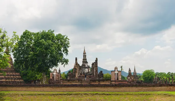 Turistler fotoğraf çekmek için akıllı telefonlar kullanıyorlar. Sukhothai Tarihi Parkı önemli bir tapınaktır. İçinde önemli bir tarihi yer var.