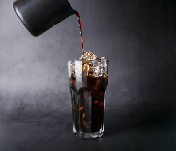 Вылил Кофе Американского Кофе Прозрачный Стакан Льдом Жареные Кофейные Зерна — стоковое фото