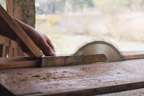 Azjatycki Stolarz Używa Piły Tarczowej Cięcia Drewna Zbudować Skrzynkę Biurku — Zdjęcie stockowe