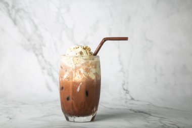 Buzlu kakao sütünün üzerine mermer üzerine afogato ya da dondurma, metin için kopyalama alanı