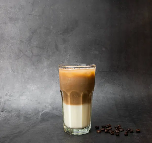Kawa Latte Jest Warstwowa Mlekiem Zimny Napój Kofeinowy Przezroczystej Szklance — Zdjęcie stockowe