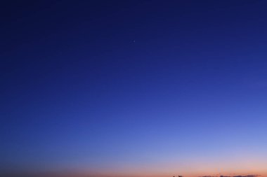 Alacakaranlık masmavi gökyüzü, renkli bulutlu gün batımı aydınlık doğa soyut arkaplan