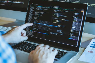 Geliştirici programlama işaret kodlama teknolojisi. Web sitesi tasarımı sosyal dünya siber uzay kavramının güvenliği.