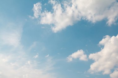 güzel mavi gökyüzü ve bulutlar açık havada doğa çevresi soyut arkaplan