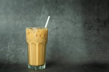 Stüdyo fotoğrafında buzlu kahve yavrusu. Metnin için boşluk kopyala