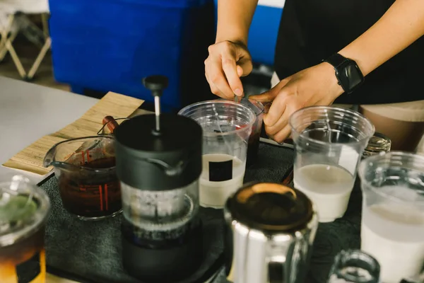 Kahveci Taze Kakao Yapıyor Onu Buzlu Plastik Bardağa Döküyor Soğuk — Stok fotoğraf