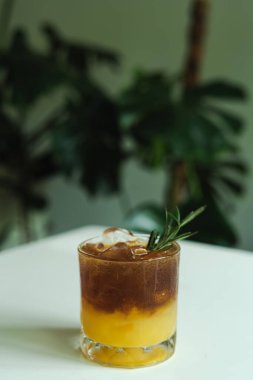  Buzlu Americano sade kahve ve portakal suyu masanın üstünde, dikey fotoğraf. Metnin için boşluk kopyala