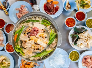  Izgara domuz eti, sıcak tavada Thai bbq Barbekü, sıcak sobada ızgara domuz eti bir restoranda yemek.