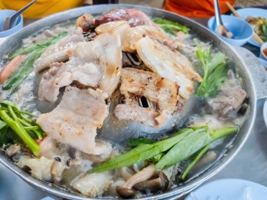  Izgara domuz eti, sıcak tavada Thai bbq Barbekü, sıcak sobada ızgara domuz eti bir restoranda yemek.