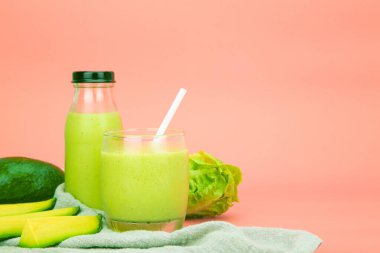 Avokado ve yeşil çünkü salata bardakla şişeye karıştırılmış, sağlıklı içme suyu. yatay resim