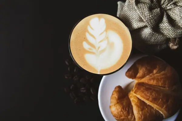 Latte Art Kaffee Einer Weißen Tasse Croissants Geröstete Bohnen Kaffee — Stockfoto