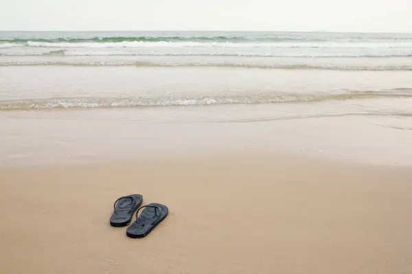 Black Slippers Feet Beach Wave Foaming Gentle Them — Stock Photo, Image