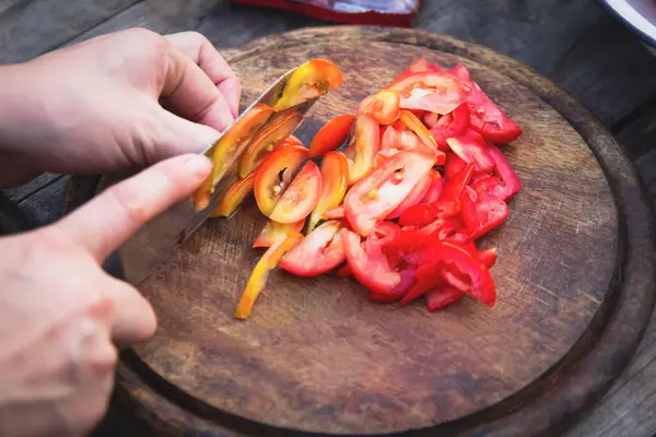 조미료와 요리를 나무로 보드에 신선한 토마토를 클로즈업 슬라이스 슬라이스 로열티 프리 스톡 사진