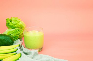 Avokado ve yeşil çünkü salata bardakta sağlıklı içme suyuyla harmanlanmış. yatay resim