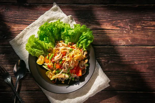 Papaya Salat Mit Tintenfischen Getrockneten Garnelen Tomaten Langen Bohnen Und lizenzfreie Stockfotos