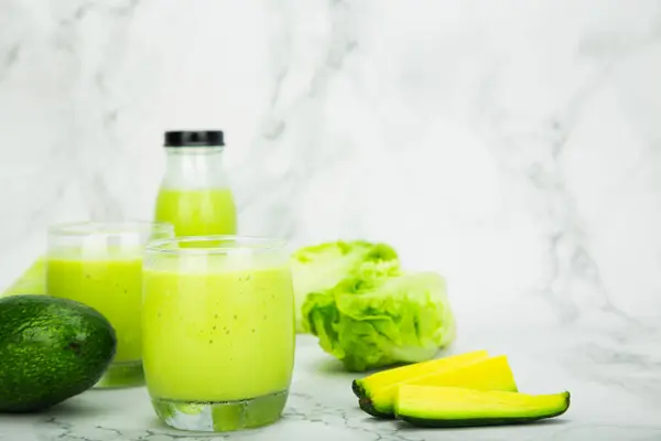 Avocado Und Grüner Kokossalat Glas Und Flasche Gesundes Trinkwasser Horizontales Stockfoto