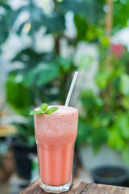 Şeffaf bardakta serinletici karpuz püresi. Harflere yer bırak.