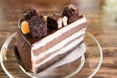 Yakın plan, yumuşak odaklı, çikolatalı kek ahşap masada.