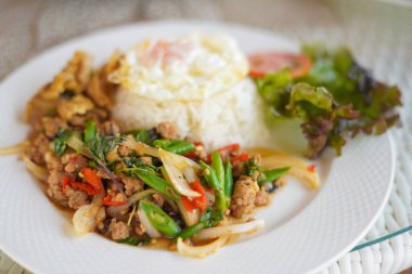 Fesleğenli pilav ve Tayland 'da sahanda yumurta.